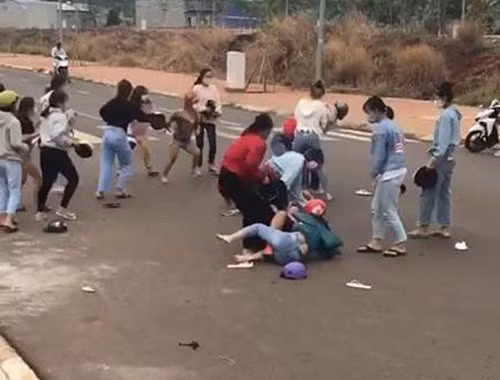  Nhóm nữ sinh đánh nhau tại Bình Phước.