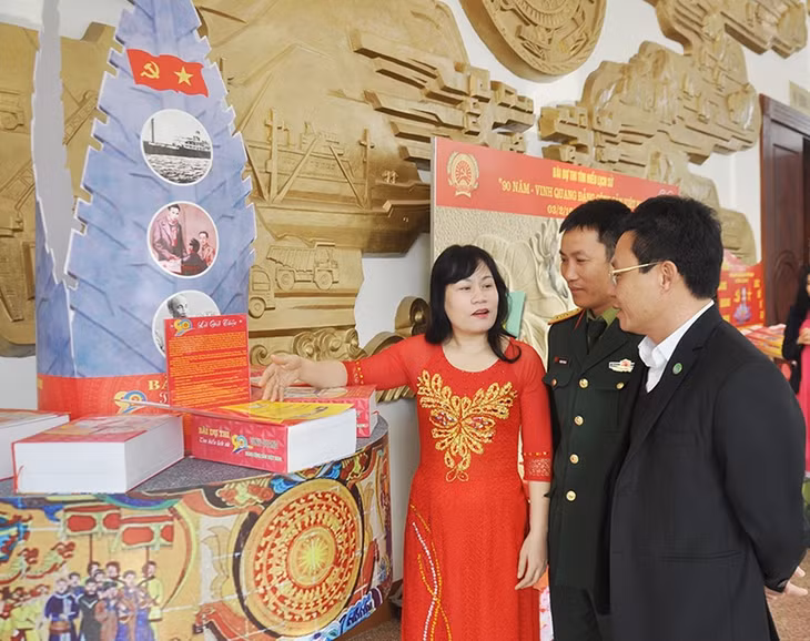ác giả Tạ Hương Giang, Trường THCS Hòa Lạc, TP Móng Cái, giới thiệu về bài dự thi của mình. Ảnh: Hoàng Quý.