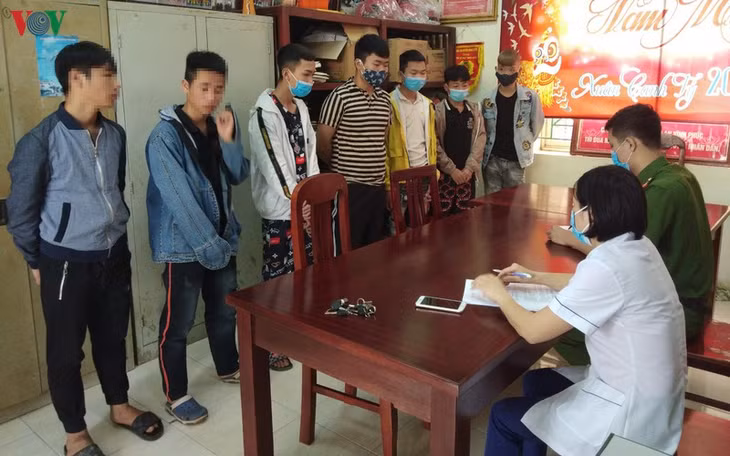 Công an huyện Bình Xuyên xử phạt các trường hợp vi phạm.