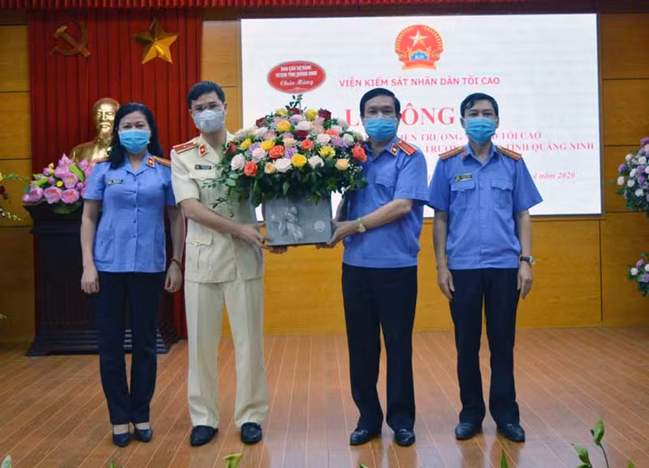 Lãnh đạo Viện KSND tỉnh tặng hoa chúc mừng tân Phó viện trưởng Viện KSND tỉnh. Ảnh: Văn phòng Viện KSND tỉnh