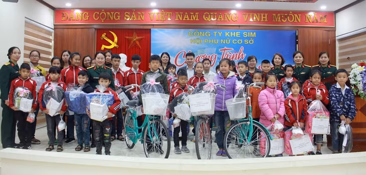 Hội Phụ nữ Công ty Khe Sim tổ chức chương trình trao tặng quà cho các cháu có hoàn cảnh khó khăn.