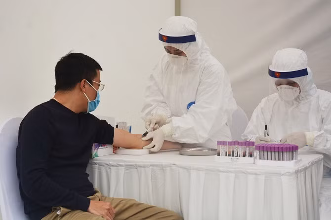 Người dân đến xét nghiệm nhanh dịch bệnh Covid-19 tại khu vực trường Đại học Kinh tế quốc dân - số 219 phố Trần Đại Nghĩa quận Hai Bà Trưng.