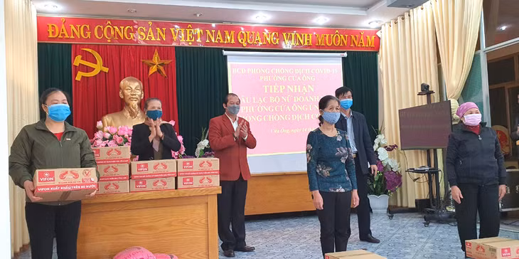 Các đại diện của phường Cửa Ông đến nhận quà của Hiệp hội Doanh nghiệp Cẩm Phả đều giữ đúng khoảng cách xa 2m.