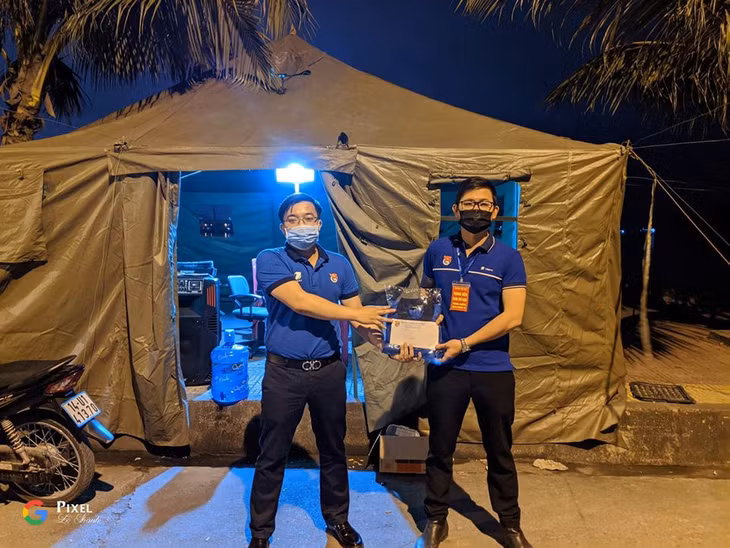 Đại diện Thành Đoàn Cẩm Phả tặng quà động viên ĐVTN tham gia tại các chốt chống dịch.