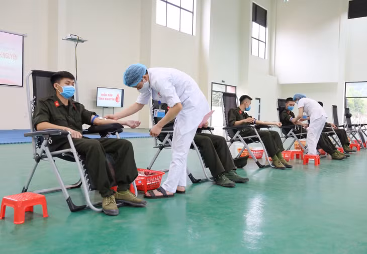 Chương trình thu hút trên 300 cán bộ, chiến sĩ trẻ tham gia hiến máu tình nguyện.