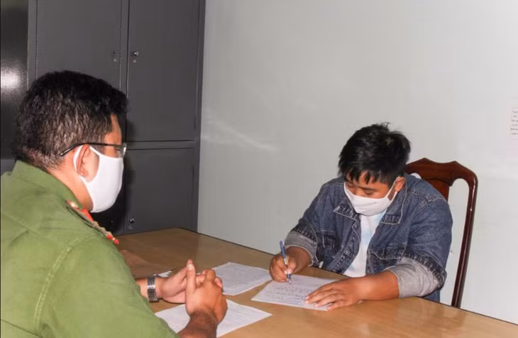 Mã Phùng Ngọc Phú thừa nhận hành vi và ký vào biên bản (Ảnh Công an cung cấp)