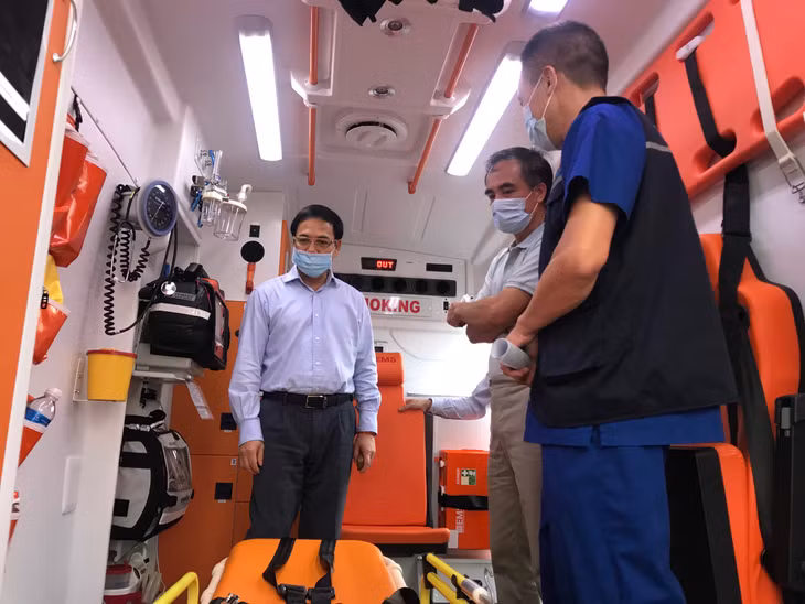Đồng chí Đặng Huy Hậu kiểm tra trang thiết bị trên xe cứu thương.