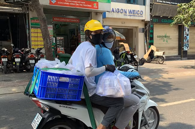 Việc người dân chấp hành nghiêm túc việc đeo khẩu trang khi ra đường sẽ giúp phòng chống sự lây lan của dịch bệnh COVID-19. Ảnh: Hoàng Tuyết