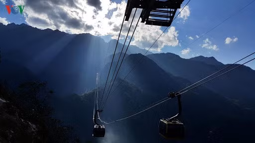 Cáp treo Fansipan nằm trong số các cơ sở du lịch được phép hoạt động trở lại.