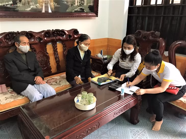 Người dân vui mừng khi được nhận lương hưu tại nhà. 