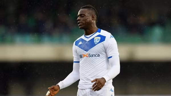  Balotelli muốn gia nhập Napoli.