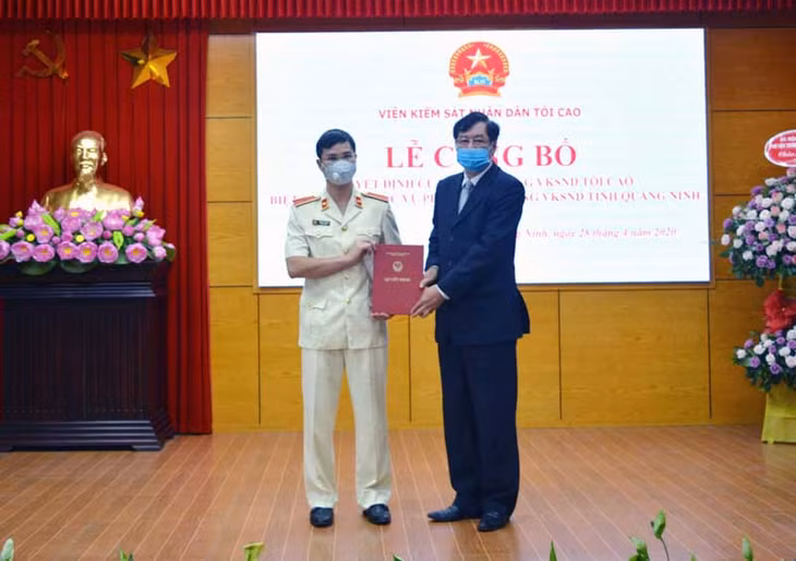 Tiến Sỹ Trần Công Phàn, Phó Viện trưởng Viện KSNDTC trao quyết định bổ nhiệm Phó Viện trưởng Viện KSND tỉnh. 