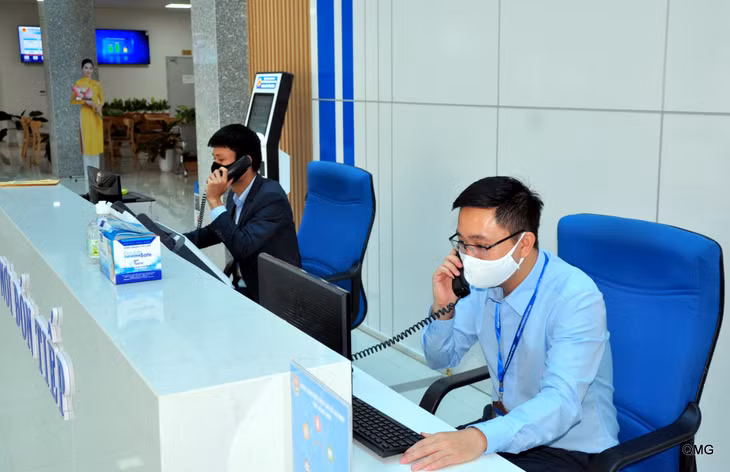 Nhân viên trực tổng đài tiếp nhận và hỗ trợ các cuộc gọi của tổ chức, cá nhân.