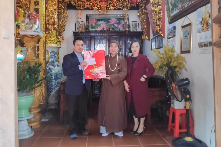 Đồng chí Hoàng Đức Hạnh, Phó Chủ tịch Ủy ban MTTQ tỉnh chúc tết tại chùa Quán Âm, thôn Thác Bưởi I, xã Tiên Lãng (Tiên Yên).