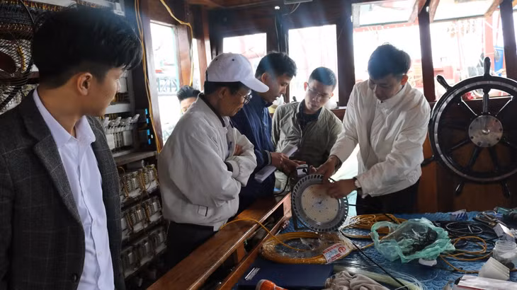 Lãnh đạo Sở NN&PTNT tỉnh và các chuyên gia lắp đặt thử nghiệm đèn LED. 