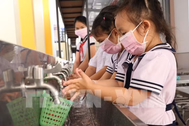 Hướng dẫn trẻ rửa tay đúng cách khi quay lại trường học.
