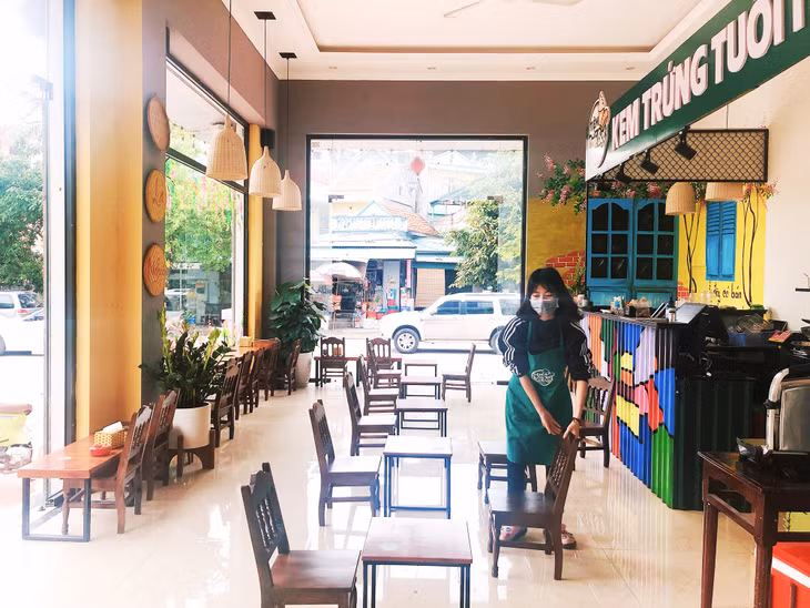 Một cửa hàng kinh doanh tại TP Hạ Long dọn dẹp, sắp xếp lại chỗ ngồi để mở cửa trở lại nhưng vẫn đảm bảo các quy định về phòng, chống dịch Covid-19.