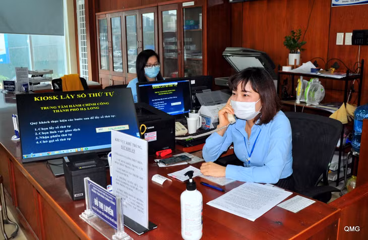 Nhân viên trực tổng đài của Trung tâm Hành chính công TP Hạ Long hướng dẫn đặt lịch đến giải quyết TTHC cho các tổ chức, cá nhân.