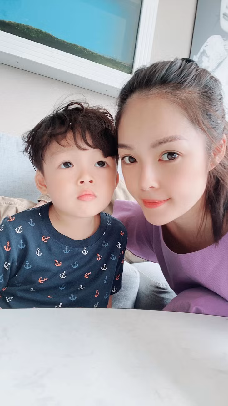Dương Cẩm Lynh và con trai.