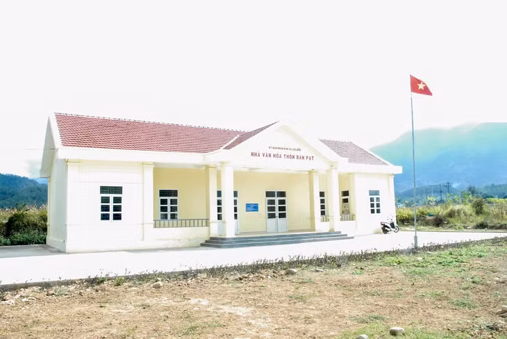 Nhà văn hóa thôn Bản Pạt, xã Lục Hồn (Bình Liêu) được đầu tư xây mới khang trang, phục vụ tốt sinh hoạt cộng đồng.