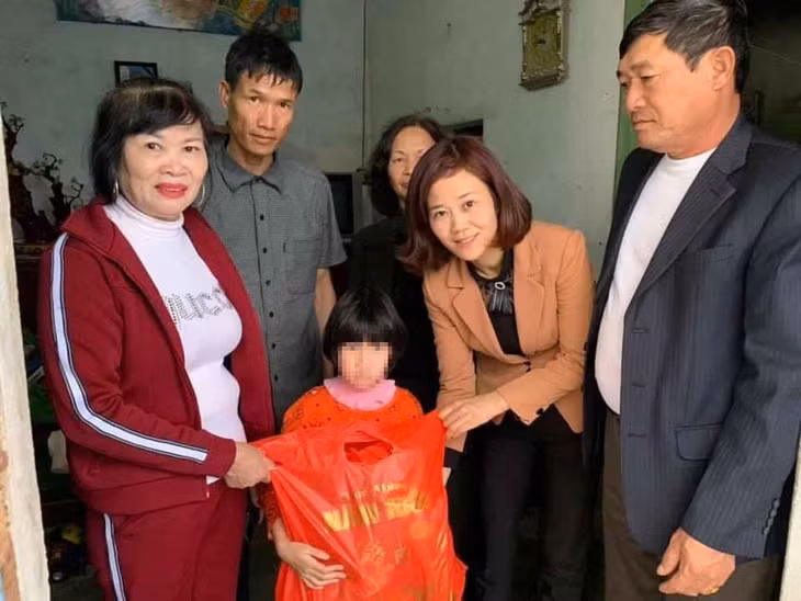 Ban Chủ nhiệm CLB Thân thiện, phường Trưng Vương, TP Uông Bí, đến thăm và tặng quà gia đình em Nguyễn Thị T. (phường Trưng Vương). Ảnh:Hoài Minh. Ảnh chụp tháng 8/2019.