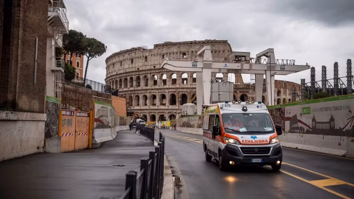 Một xe cấp xứu ở Rome, Italy ngày 21/4. Ảnh: Getty