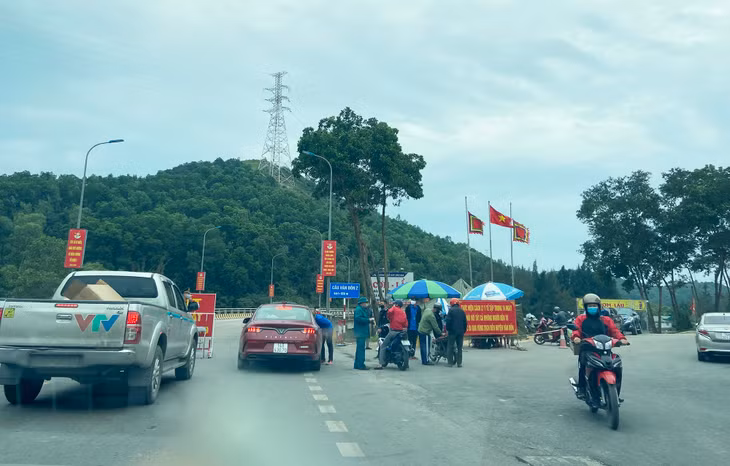 Kiểm soát dịch Covid-19 tại Cầu Vân Đồn.