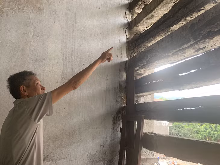 Do lâu ngày các tấm bê tông đã bục lộ cả lõi sắt ra ngoài 