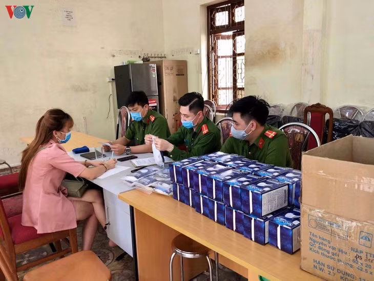  Đối tượng Trang cùng tang vật tại Cơ quan công an.