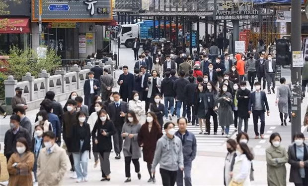 Người dân đeo khẩu trang phòng lây nhiễm COVID-19 tại Seoul, Hàn Quốc. (Ảnh: Yonhap/TTXVN)