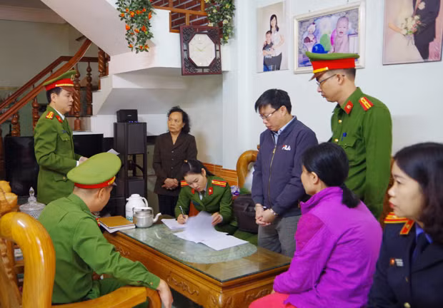 Trước đó, Cơ quan CSĐT Công an tỉnh Hà Giang đã thi hành lệnh khám xét nơi ở của bị can Nguyễn Đình Thụ do liên quan đến việc lợi dụng chức vụ được giao lập hồ sơ khống để thực hiện hành vi tham ô tài sản, gây thất thoát hàng tỷ đồng.