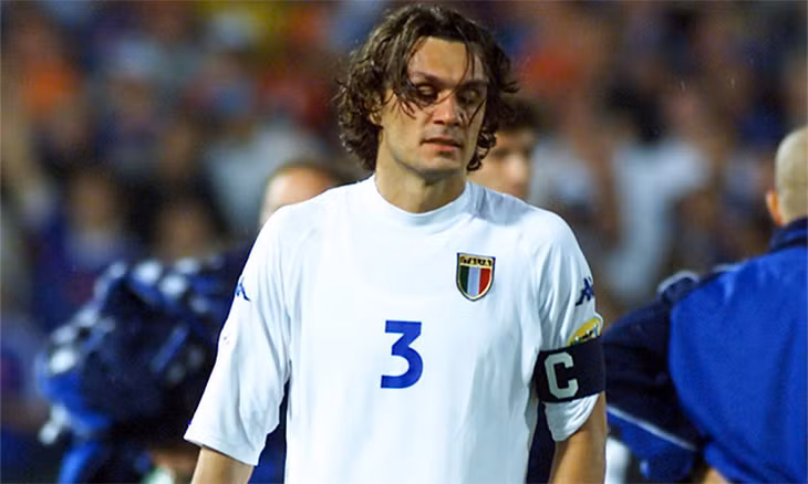 Maldini thất vọng sau khi Italy thua ngược Pháp 1-2 ở trận chung kết Euro 2000. Ảnh: Marca.