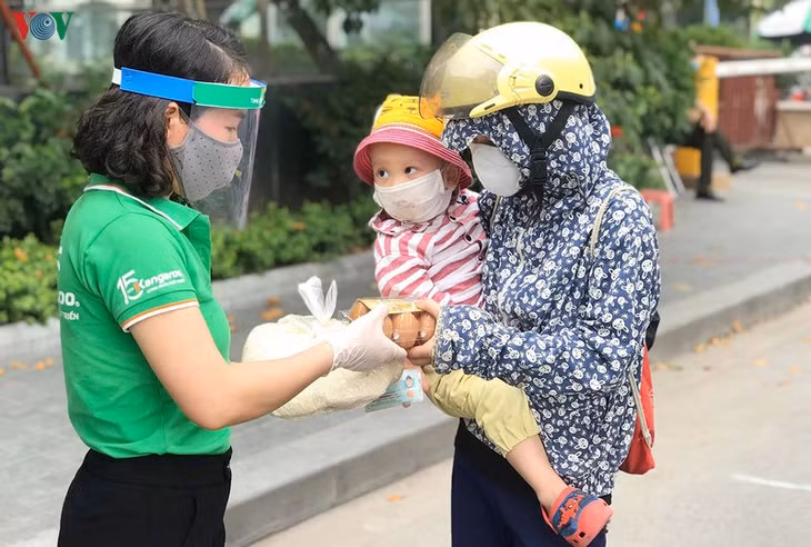 Những phần quà thiết thực như gạo, trứng, gia vị,... được phát tới tận tay những người có hoàn cảnh khó khăn trong mùa dịch Covid-19.