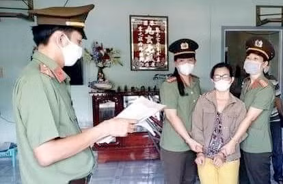  Cơ quan An ninh điều tra Công an tỉnh Hậu Giang thực hiện lệnh bắt tạm giam đối với Đinh Thị Thu Thủy.