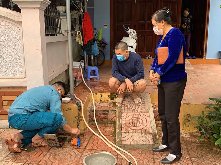 Bà Lê Thị Phương đăng nhắc nhở người dân thực hiện việc đeo khẩu trang, dãn khoảng cách để phòng chống lây lan dịch bệnh 