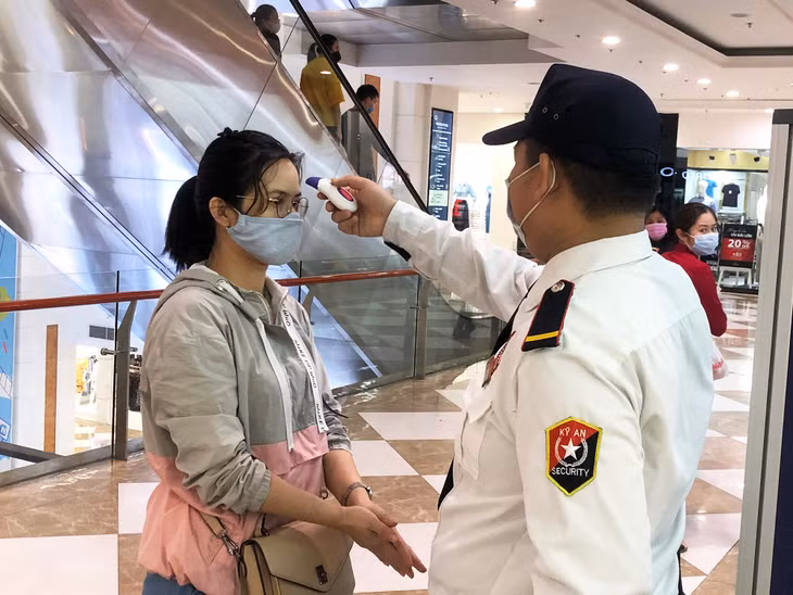 Khách hàng đều được rửa tay sát khuẩn và đo thân nhiệt trước khi vào các điểm mua sắm.