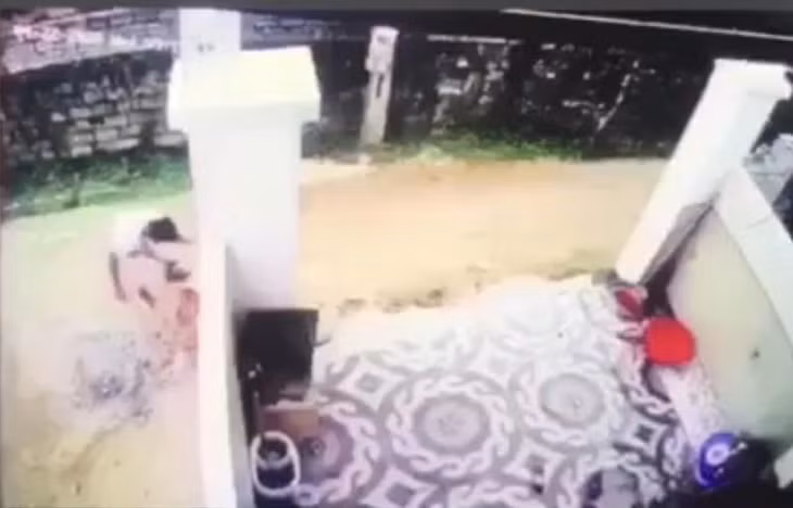 Hình ảnh nam tài xế đang xóa những vết máu tại hiện trường vụ việc.