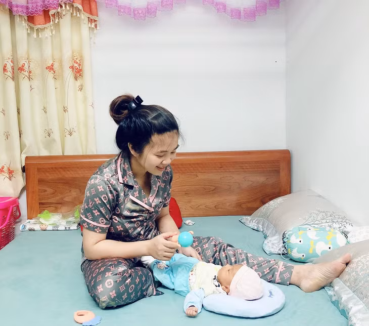 Chị Hoa và con trai 