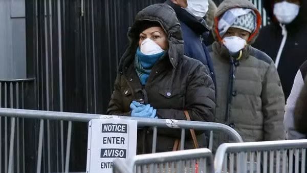 Người dân xếp hàng chờ làm xét nghiệm Covid-19, trước bệnh viện Elmhurst tại thành phố New York. (Ảnh: Reuters)