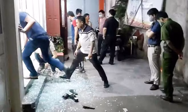 Cơ quan Công an khám nghiệm hiện trường vụ nổ súng tại phố Chợ Đôn (Ảnh CTV).