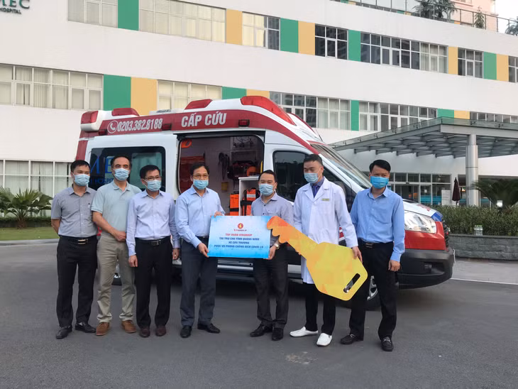 Đồng chí Đặng Huy Hậu và một số lãnh đạo ban ngành tiếp nhận xe cứu thương từ Tập đoàn Vingroup.