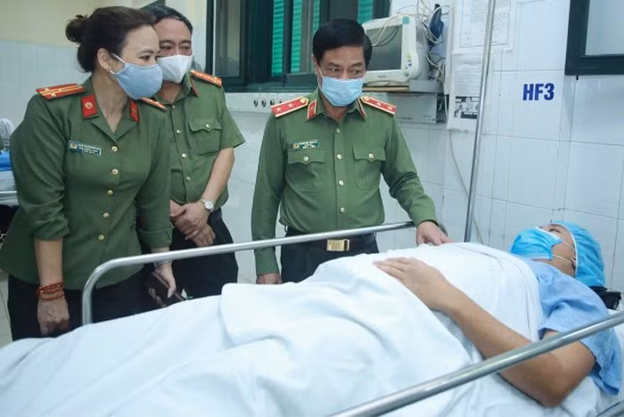  Giám đốc Công an TP Hà Nội - Trung tướng Đoàn Duy Khương (áo xanh bên phải) đến thăm Trung úy Trần Tuấn Anh tại bệnh viện Việt Đức.