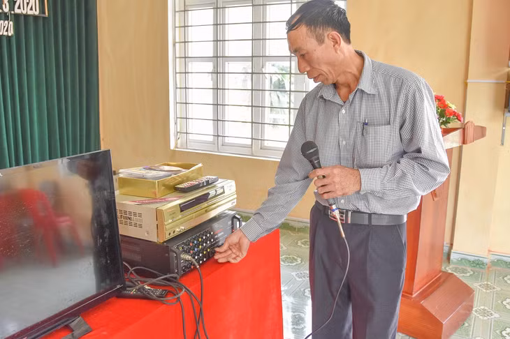 Ông Nguyễn Văn Quyên, Bí thư chi bộ, Trưởng khu phố Ly A Coỏng phát thanh tuyên truyền chống Covid-19 tại nhà văn hóa.