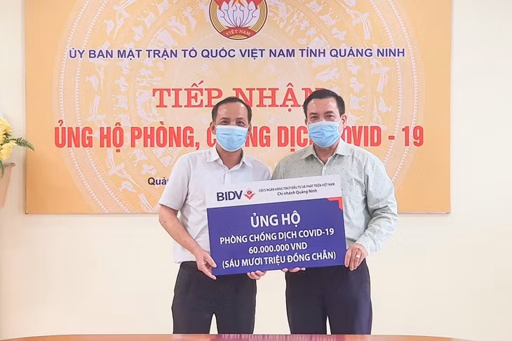 Lãnh đạo Ủy ban MTTQ tỉnh (phải) tiếp nhận kinh phí ủng hộ của BIDV Quảng Ninh.