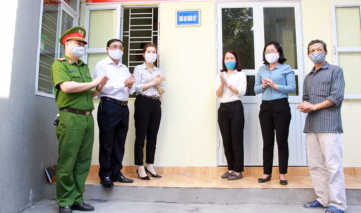 Các đại biểu tham gia khánh thành và bàn giao ngôi nhà mới cho ông Nguyễn Văn Trường