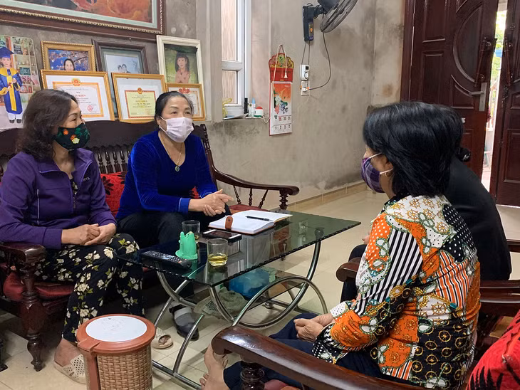 Bà Lê Thị Phương (trong cùng bên trái) đang đi tuyên truyền phòng chống dịch Covid-19