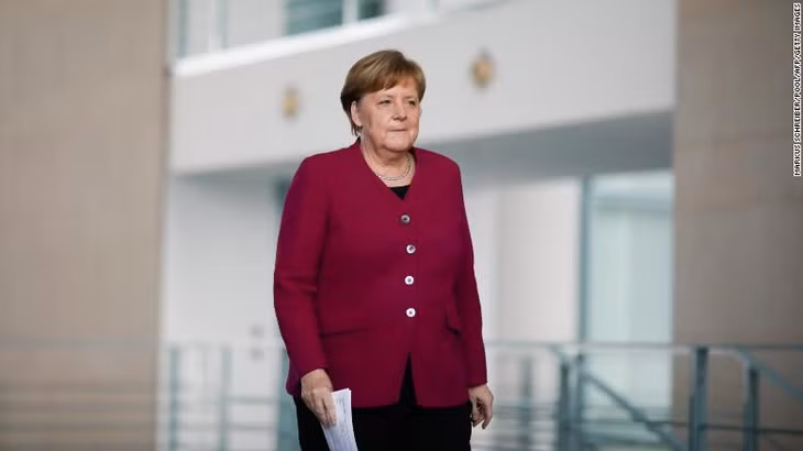 Thủ tướng Đức Angela Merkel đến dự cuộc họp báo về các biện pháp của chính phủ nhằm ngăn ngừa dịch lây lan, ngày 9/4/2020 ở Berlin. Ảnh: CNN