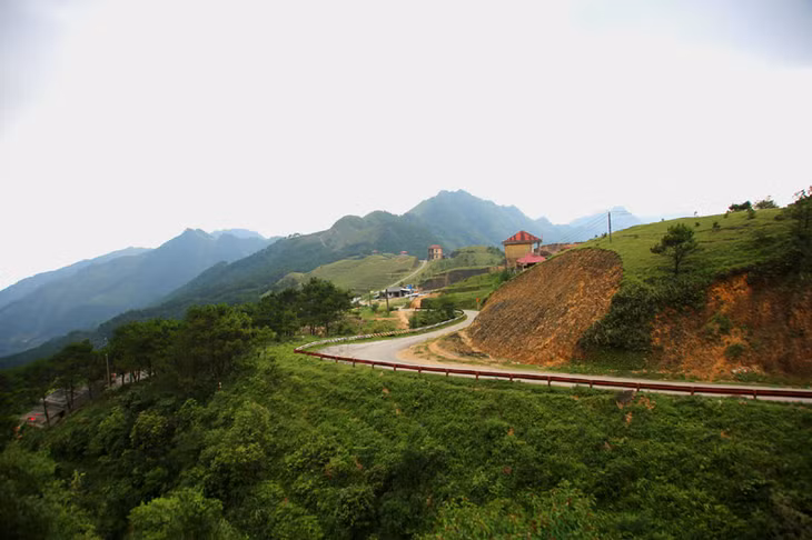 Đường lên Mẫu Sơn tuy dốc và quanh co...