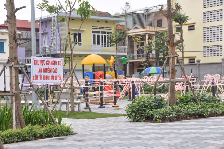 Khu vực công viên cây xanh phường Cẩm Thành, TP Cẩm Phả được thông báo hạn chế tụ tập đông người trong đợt cao điểm phòng chống dịch Covid-19.