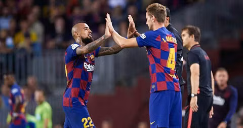 Cả Vidal và Rakitic (phải) đang nằm trong danh sách thanh lý của Barca.